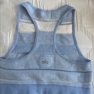 ALO Yoga Women's Crop Tops - Light Blue